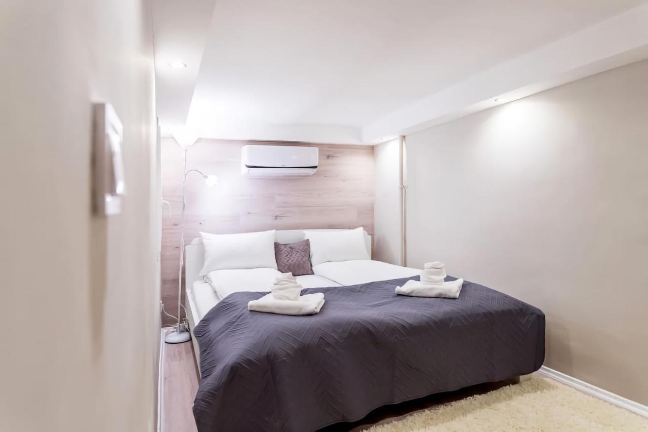 Appartamento Akacfa 62 Dowtown 2Br Wifi+Ac Budapest Esterno foto