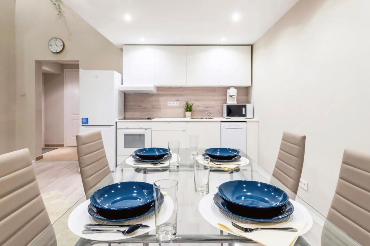 Appartamento Akacfa 62 Dowtown 2Br Wifi+Ac Budapest Esterno foto