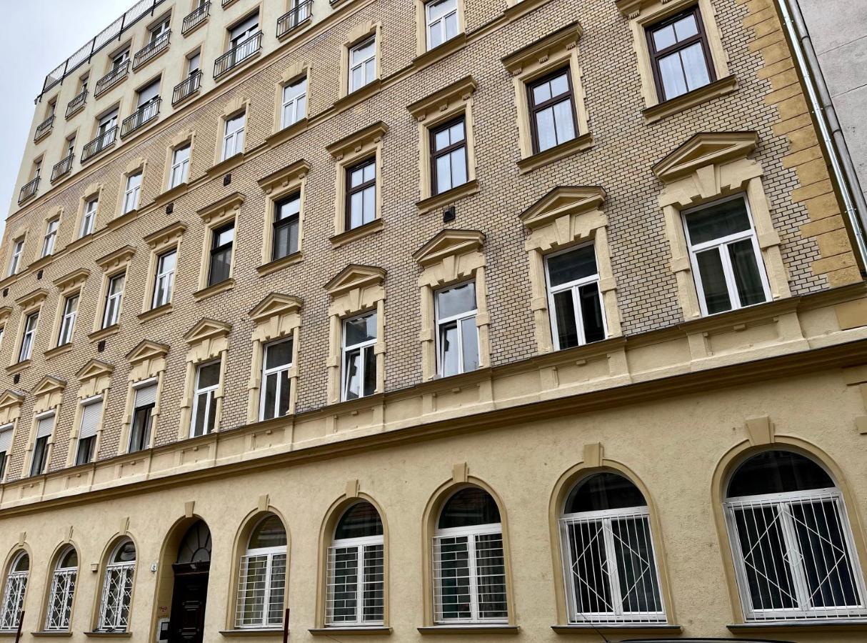 Appartamento Akacfa 62 Dowtown 2Br Wifi+Ac Budapest Esterno foto